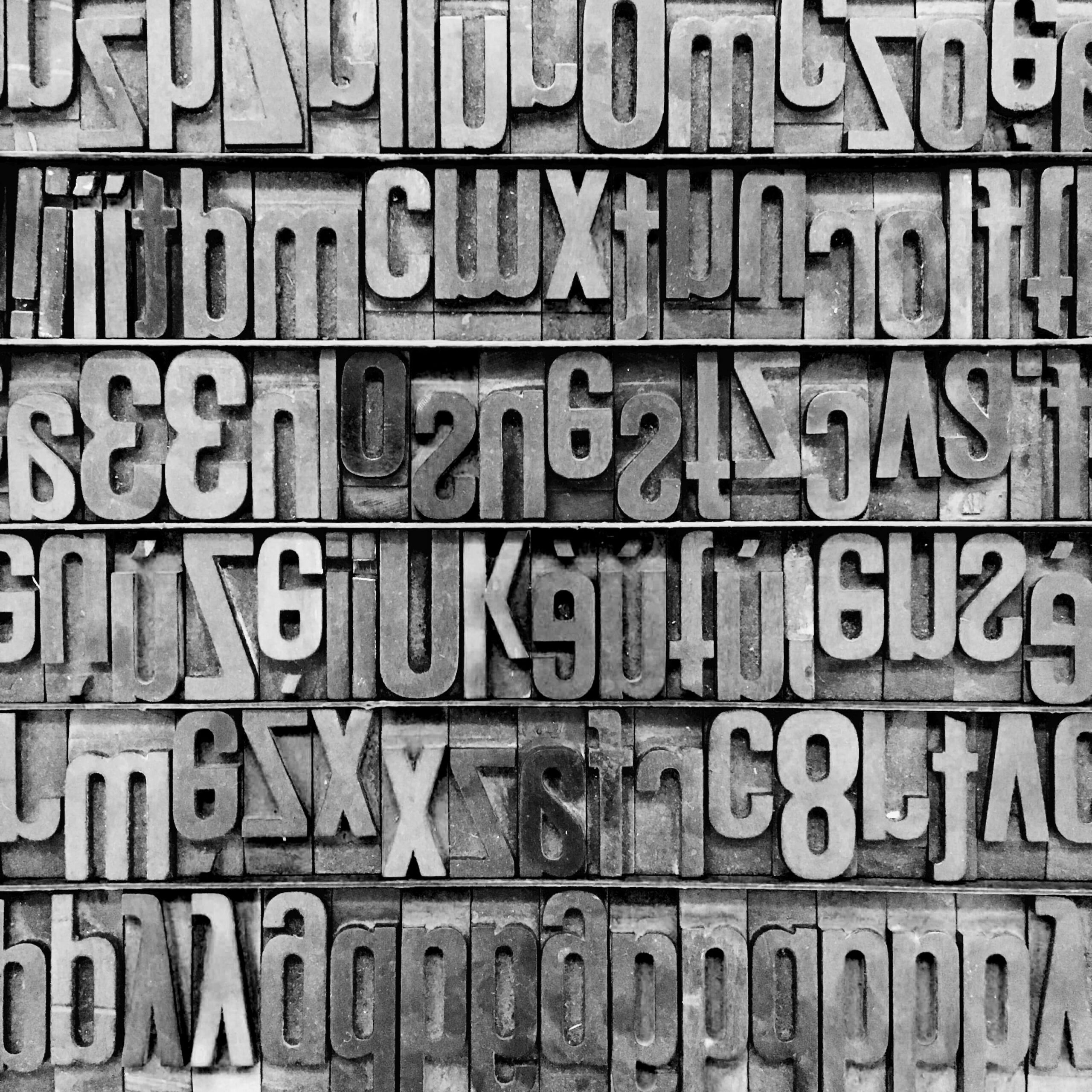 Holzbuchstaben in einem Setzkasten