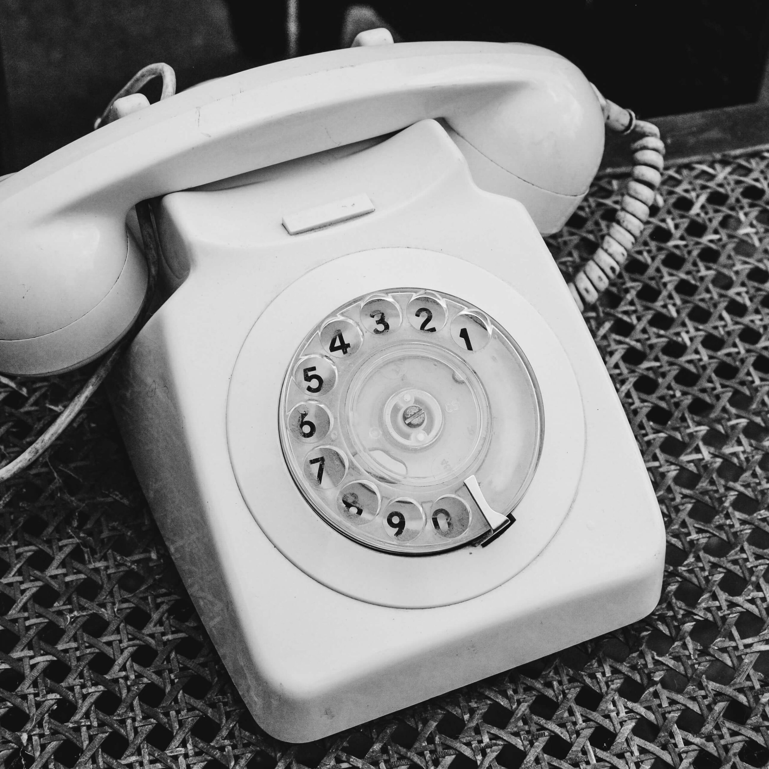 Altes Telefon mit einer Wählscheibe